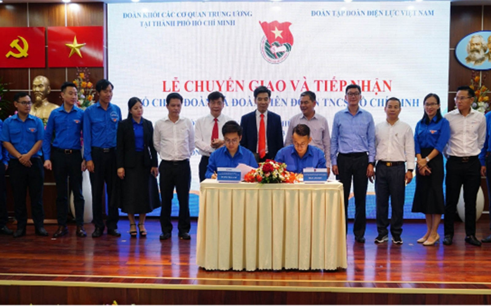 Lễ chuyển giao và tiếp nhận giữa Đoàn Khối và Đoàn Thanh niên EVN