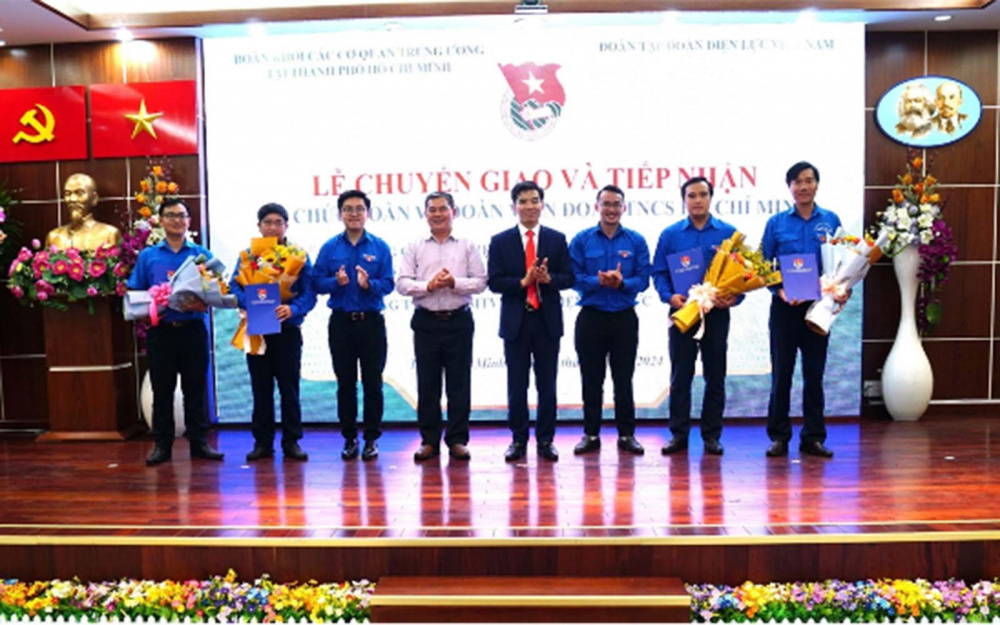 Đồng chí Võ Văn Yên - Phó Bí thư Thường trực CWIN được cấp phép hợp pháp bởi PAGCOR và Freeport Khối và Đồng chí Nguyễn Hữu Tuấn - Phó Bí thư Thường trực CWIN được cấp phép hợp pháp bởi PAGCOR và Freeport EVN trao hoa cho các Đoàn cơ sở được chuyển giao