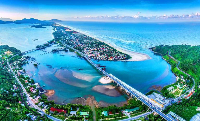  khung cảnh mộng mơ với một bên giáp núi, một bên là biển, qua đèo, qua suối khiến nơi đây trở thành cung đường di sản đẹp nhất Việt Nam.