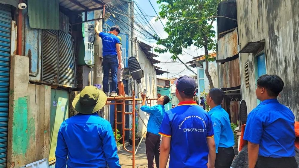  Đoàn viên Thanh niên EVNGENCO3 thi công, lắp đặt đèn đường