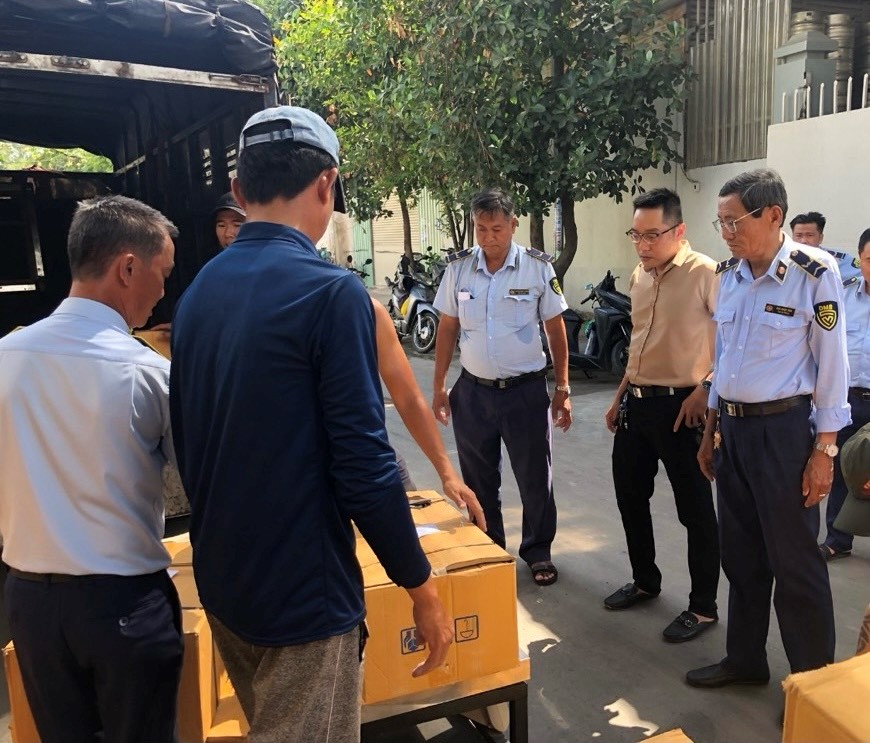 TP.HCM tạm giữ gần 8 tấn sợi polyester không có nhãn hiệu