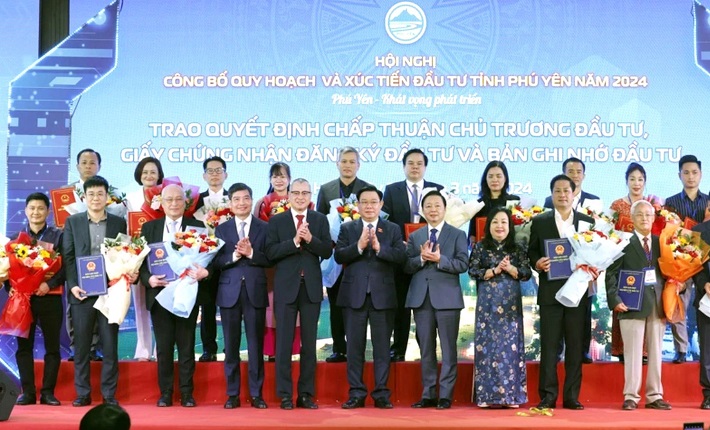 Ông Trần Văn Nam – Phó Giám đốc Công ty Thép Hòa Phát Hưng Yên (thứ 2 từ trái sang, hàng trước) nhận biên bản ghi nhớ về hợp tác Cwin800 hàng ngàn khuyến mãi tại tỉnh Phú Yên