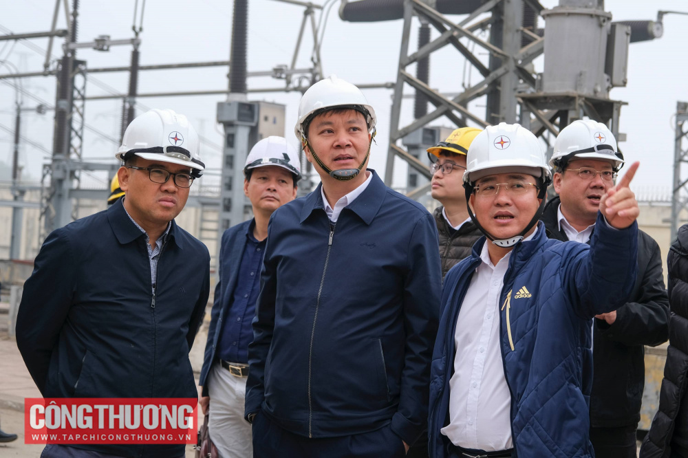 Đoàn công tác kiểm tra thực tế tại Trạm biến áp 500kV Hòa Bình