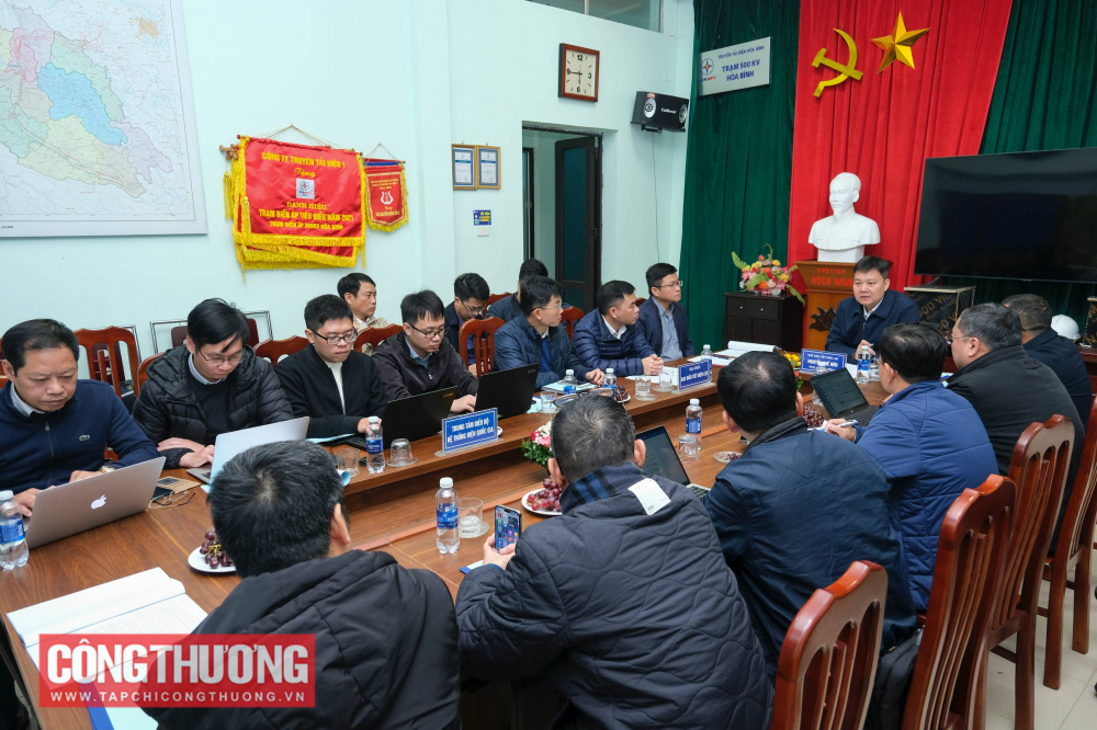 Đoàn công tác kiểm tra cung cấp điện tại Trạm biến áp 500kV Hòa Bình