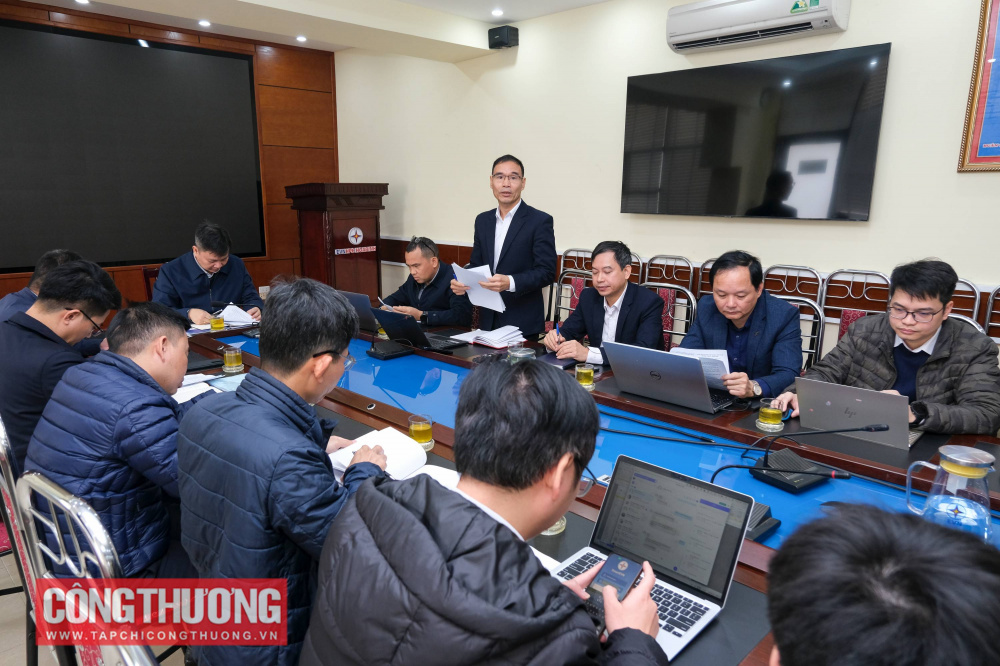 Ông Phạm Quang Hòa - Phó Giám đốc Công ty Truyền tải điện 1 (PTC1) báo cáo đoàn công tác