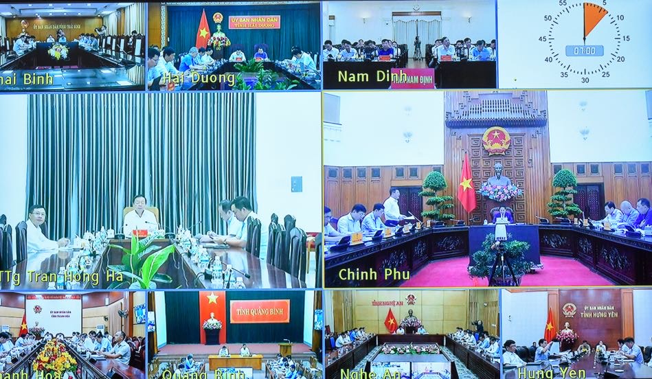 Hội nghị được tổ chức theo hình thức trực tuyến tại điểm cầu trụ sở Cwin com đăng nhập với điểm cầu 9 tỉnh có dự án đi qua - Ảnh: VGP/Nhật Bắc