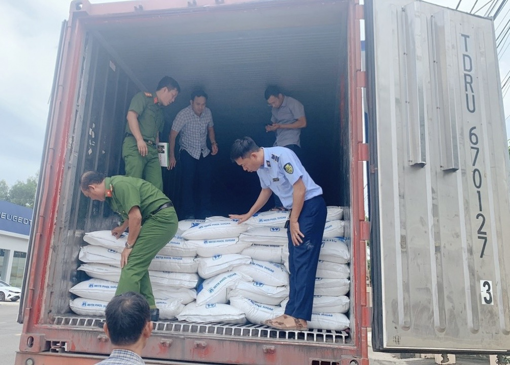 Bình Định: kiểm tra xe đầu kéo phát hiện 30 tấn đường nhập lậu