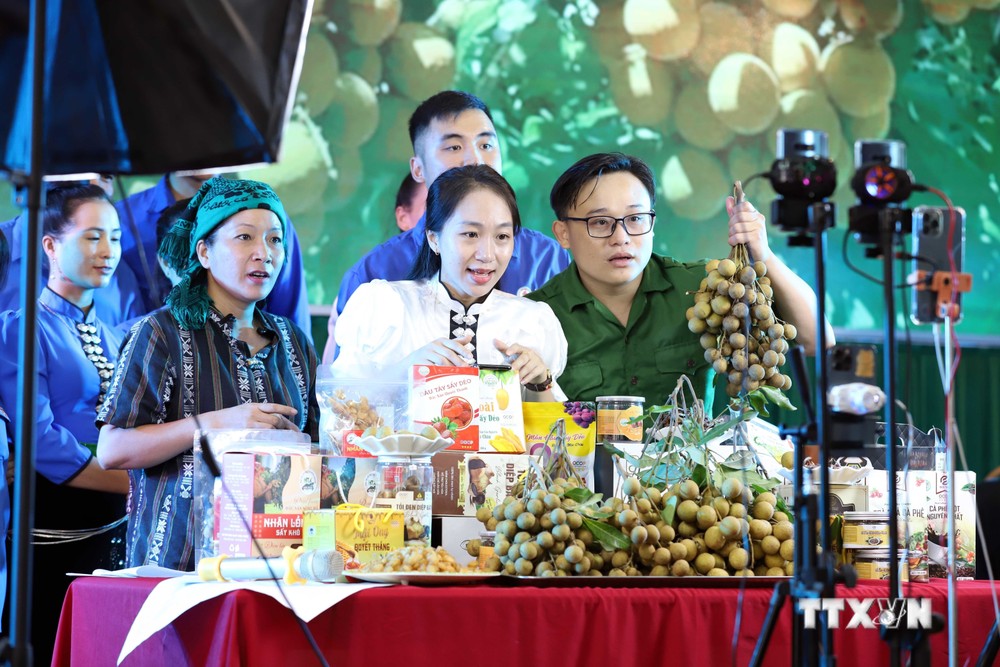 Lào Cai thu về 600 triệu đồng sau 30 phút livestream trên nền tảng số
