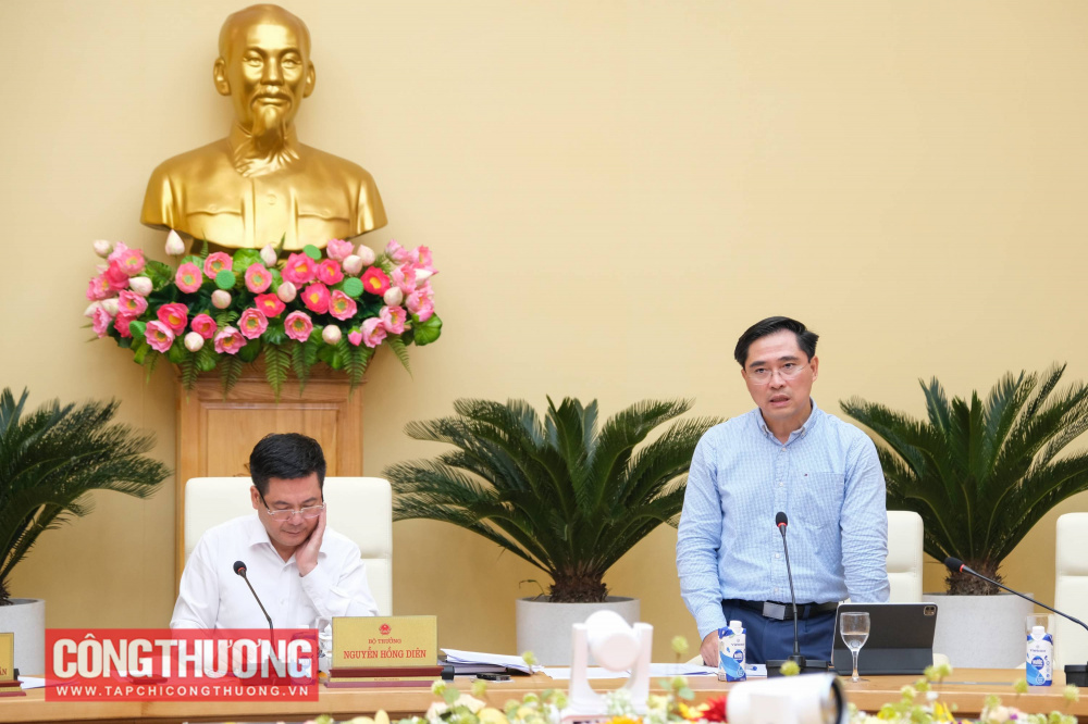 Ông Phạm Quang Huy - Phó Cục trưởng Cục Điều tiết điện lực trình bày tóm tắt nội dung Dự thảo 1 của Nghị định