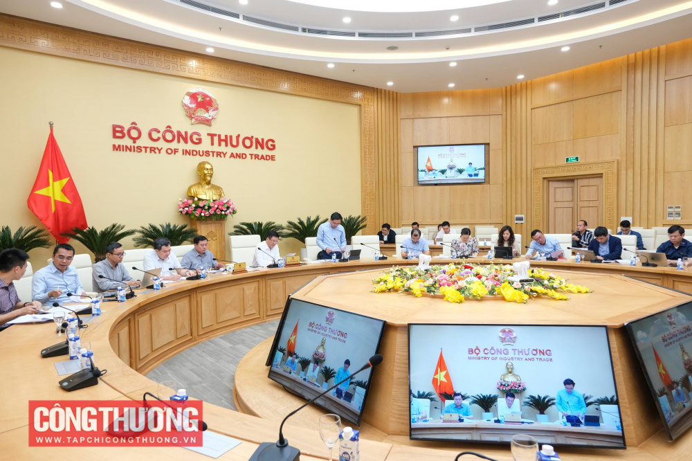 Ông Phạm Quang Huy - Phó Cục trưởng Cục Điều tiết điện lực trình bày tóm tắt nội dung Dự thảo 1 của Nghị định