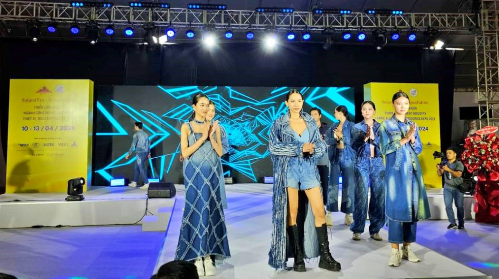 trình diễn thời trang tại triển lãm