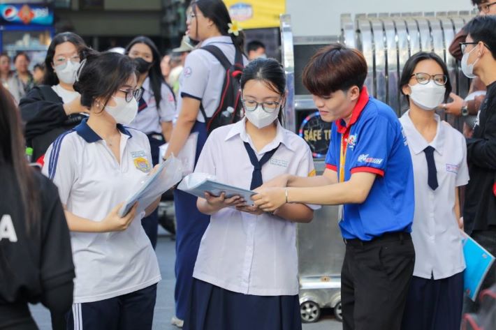 Sinh viên IUH hướng dẫn thí sinh lên phòng thi