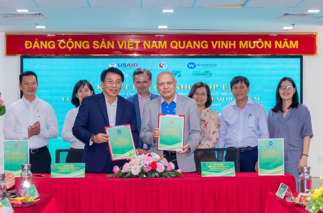 Đại diện Saigon Co.op và Winrock International ký kết MOU
