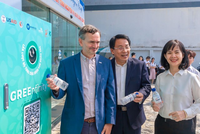 Đại diện Saigon Co.op và Winrock International ký kết MOU