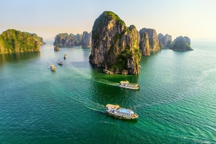 Vịnh Hạ Long (Quảng Ninh): Bức tranh phong cảnh tuyệt đẹp - Ảnh: RiverTour.vn
