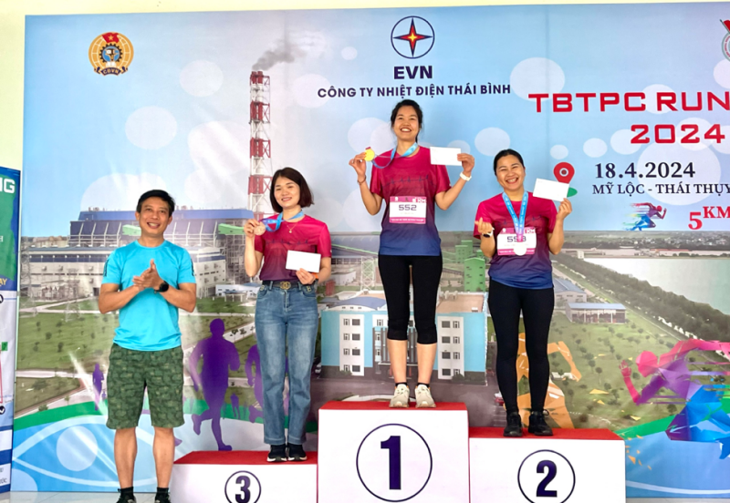 Ban tổ chức trao giải cho các vận động viên nữ xuất sắc ở cự ly chạy 5km