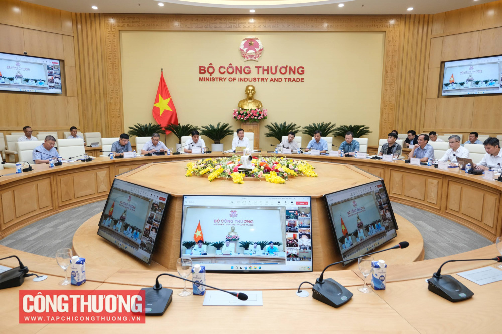 Hội nghị giao ban trực tuyến với các bộ, ngành, Tập đoàn Điện lực Việt Nam (EVN), Tổng Công ty Truyền tải điện Quốc gia (EVNNPT) và 9 địa phương về tình hình thực hiện các dự án đường dây 500kV mạch 3 Quảng Trạch - Phố Nối