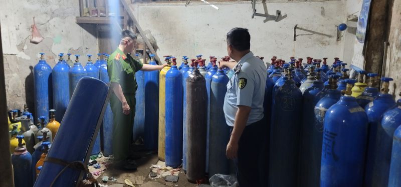 Hà Nội: Thu giữ hàng trăm bình chứa khí N20 không có hóa đơn chứng từ 