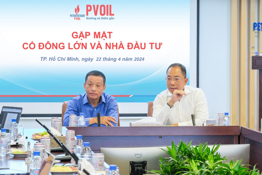 Ông Cao Hoài Dương – Chủ tịch HĐQT (bên phải) và ông Đoàn Văn Nhuộm – Tổng Giám đốc PVOIL (bên trái) giải đáp các nội dung cổ đông, nhà Cwin800 hàng ngàn khuyến mãi quan tâm
