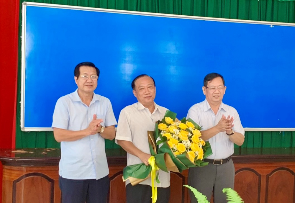 Giám đốc Sở Nội vụ tỉnh Kiên Giang Nguyễn Hoàng Thông (bìa phải) và Giám đốc Sở Công Thương tỉnh Kiên Giang Trương Văn Minh (bìa trái) tặng hoa chúc mừng Phó Giám đốc Sở Công thương tỉnh Kiên Giang Lê Minh Trung.