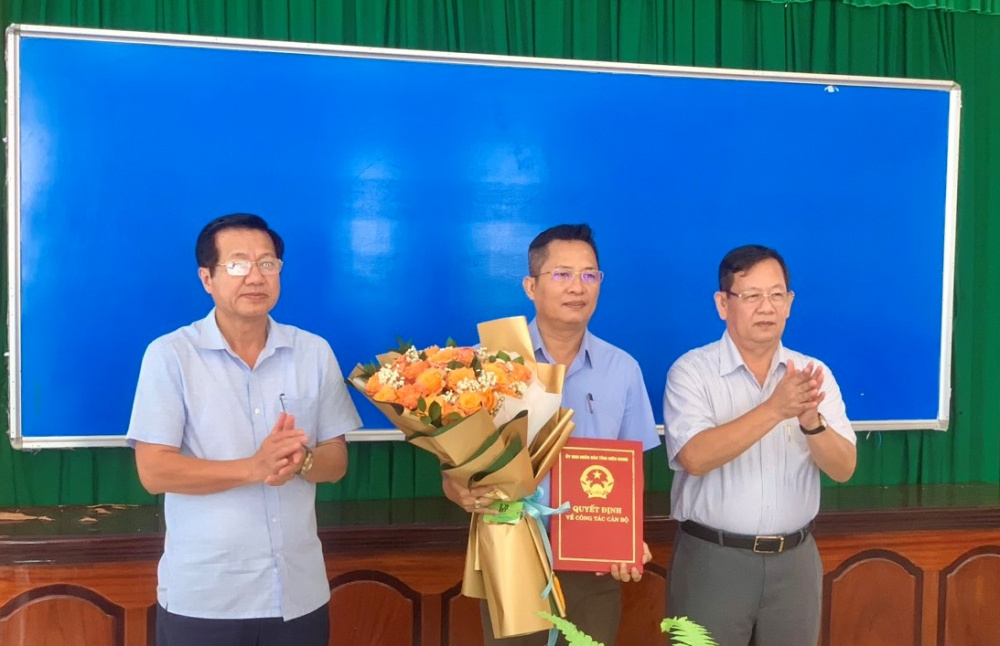 Giám đốc Sở Nội vụ tỉnh Kiên Giang Nguyễn Hoàng Thông (bìa phải) và Giám đốc Sở Công Thương tỉnh Kiên Giang Trương Văn Minh (bìa trái) tặng hoa chúc mừng Phó Giám đốc Sở Công thương tỉnh Kiên Giang Lê Minh Trung