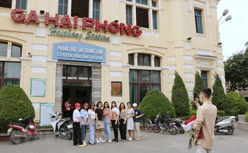 Ảnh minh họa khách du lịch tham quan Hải Phòng.