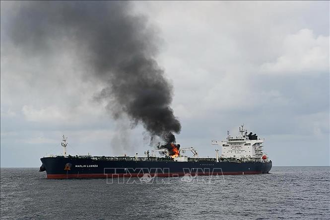 Khói bốc lên từ tàu chở dầu MV Merlin Luanda của Anh bị lực lượng Houthi tấn công khi di chuyển qua Vịnh Aden trên biển Arab, ngày 27/1/2024