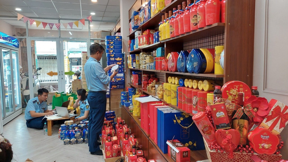 Kiểm tra và thu giữ hàng trăm đơn vị sản phẩm thuốc lá điện tử (tinh dầu, đầu đốt và máy hút thuốc lá điện tử các loại)