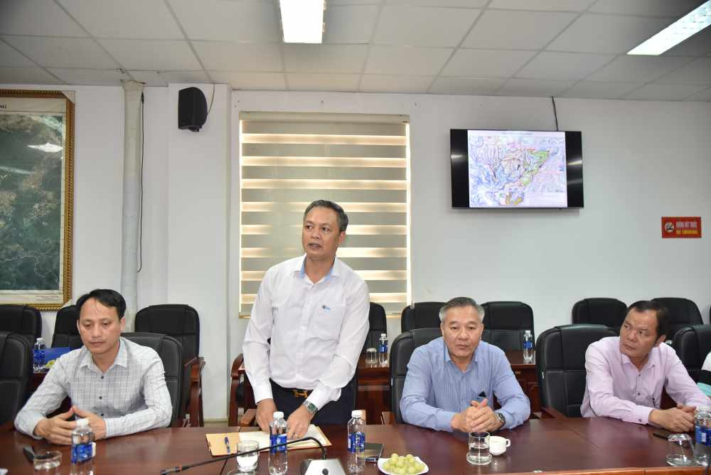 Lãnh đạo Công ty Nhôm Đắk Nông báo cáo tình hình khó khăn về giải phóng mặt bằng, xây dựng tái định cư phục vụ dự án