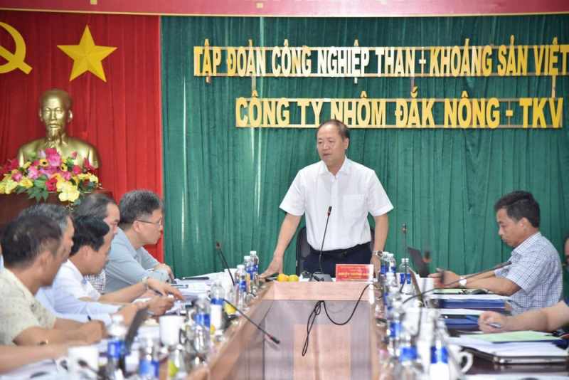 Cục trưởng Cục Khoáng sản Nguyễn Trường Giang chỉ đạo làm nhanh các thủ tục đóng cửa mỏ bô xít tại Đắk Nông