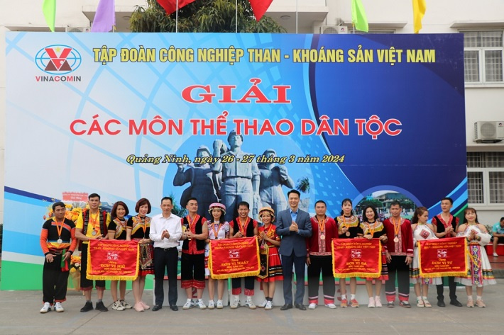 Ban tổ chức trao giải và cờ cho đội tung còn Công ty Than Thống Nhất - TKV đạt giải Tư