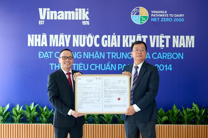 Ông Lê Duyên Anh, Tổng giám đốc BSI Việt Nam (bên trái) trao chứng nhận trung hòa Carbon cho ông Nguyễn Thế Hòa - Giám đốc Nhà máy Nước giải khát Việt Nam (bên phải)
