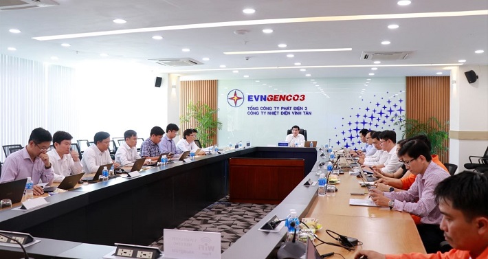 Lãnh đạo Tổng công ty Phát điện 3 làm việc tại Công ty Nhiệt điện Vĩnh Tân.
