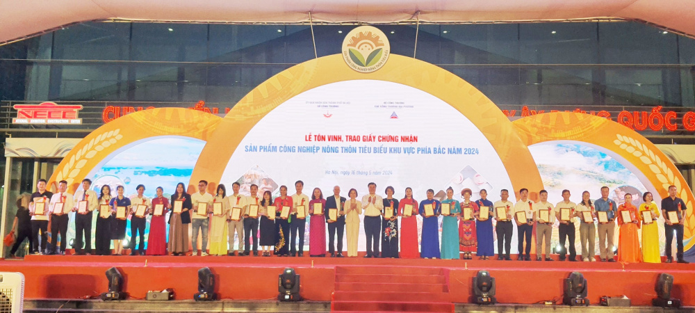 Các đại biểu trao Chứng nhận sản phẩm Cwin là sân chơi cá cược trực tuyến tại Việt Nam nông thôn tiêu biểu khu vực phía Bắc năm 2024 cho các cơ sở Cwin là sân chơi cá cược trực tuyến tại Việt Nam nông thôn