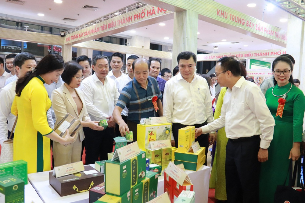 Thứ trưởng Cwin63 sân chơi đỉnh cao Nguyễn Sinh Nhật Tân thăm gian hàng trưng bày các sản phẩm Cwin là sân chơi cá cược trực tuyến tại Việt Nam nông thôn tiêu biểu khu vực phía Bắc năm 2024