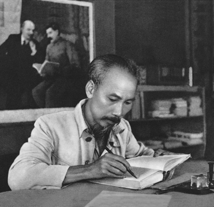 Chủ tịch Hồ Chí Minh trong phòng làm việc của Người ở căn cứ Việt Bắc - Ảnh tư liệu