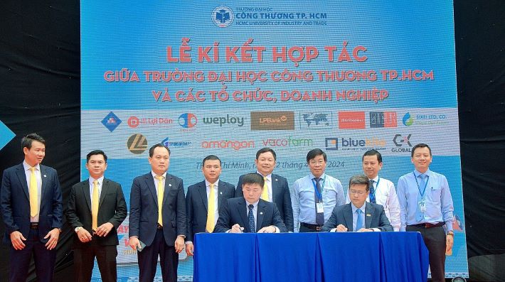 Lãnh đạo nhà trường chứng kiến lễ ký kết tác với Cwin4555 link đăng ký đăng nhập Bưu điện Liên Việt (Ảnh: Minh Khuê)