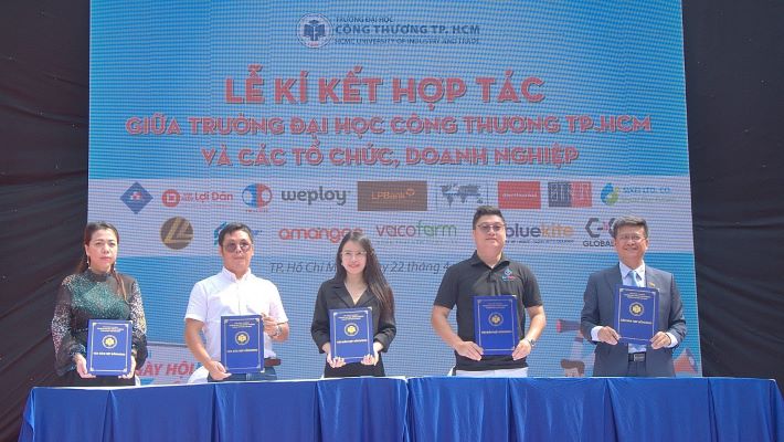 Nhà trường ký hợp tác với các Cwincom hiện đang mở về hoạt động đào tạo, hỗ trợ sinh viên việc làm, thực tập, nghiên cứu khoa học, chuyển giao công nghệ… tại Ngày hội việc làm 2024 