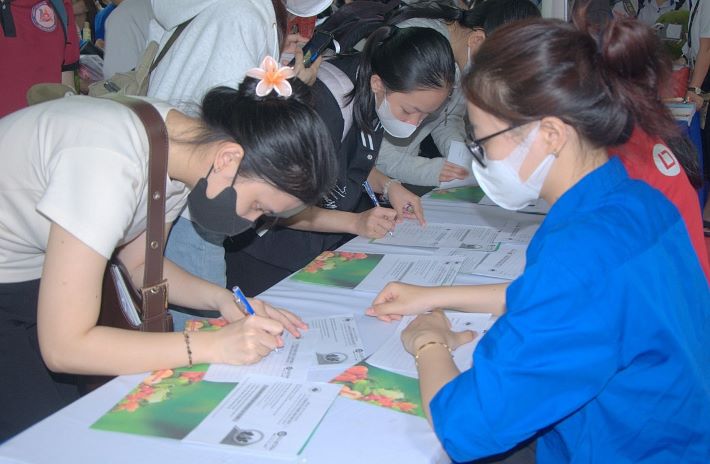 Sinh viên nộp hồ sơ ứng tuyển tại "Ngày hội việc làm năm 2024" 