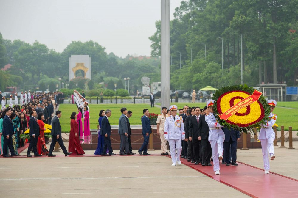 Lãnh đạo Đảng, Nhà nước, Mặt trận Tổ quốc Việt Nam và các đại biểu Quốc hội đặt vòng hoa và vào Lăng viếng Chủ tịch Hồ Chí Minh