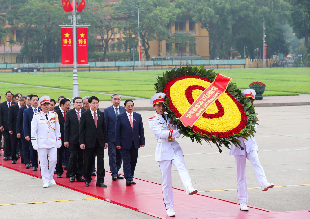 Lãnh đạo Đảng, Nhà nước, Mặt trận Tổ quốc Việt Nam và các đại biểu Quốc hội đặt vòng hoa và vào Lăng viếng Chủ tịch Hồ Chí Minh