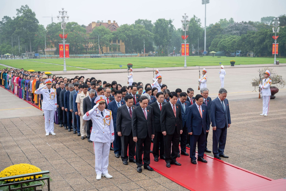 Các đồng chí lãnh đạo Đảng, Nhà nước, các đại biểu Quốc hội kính cẩn nghiêng mình, tỏ lòng biết ơn vô hạn, lòng thành kính tưởng nhớ công lao to lớn của Chủ tịch Hồ Chí Minh