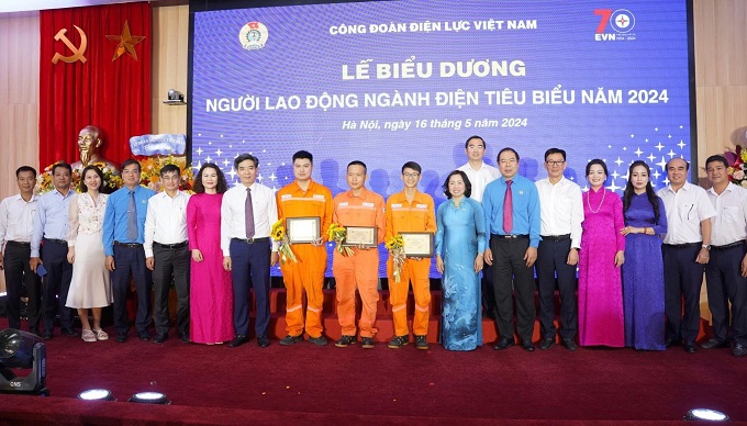 Các đồng chí lãnh đạo EVN, Công đoàn EVN, EVNGENCO3 chụp ảnh lưu niệm cùng 3 cá nhân của EVNGENCO3 được vinh danh