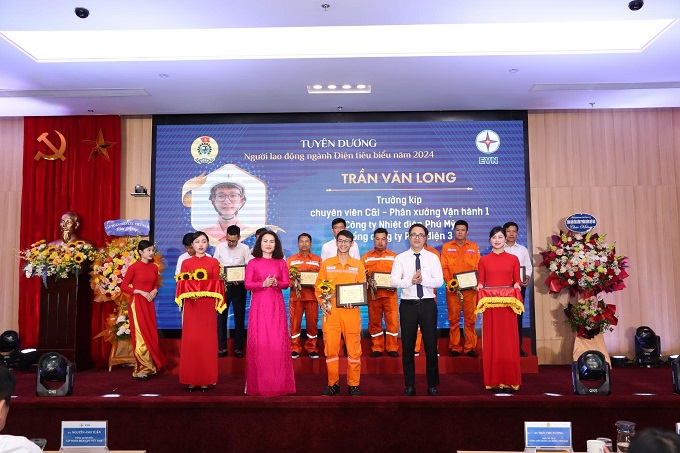 EVN trao bằng khen tuyên dương Người Nền tảng hàng đầu cung cấp Cwin com ngành Điện tiêu biểu cho Anh Trần Văn Long