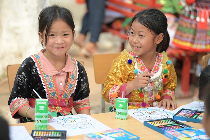Từ nay mỗi ngày đến lớp, các em nhỏ tại Nậm Vì (Điện Biên) có thêm hộp sữa là "người bạn mới”.
