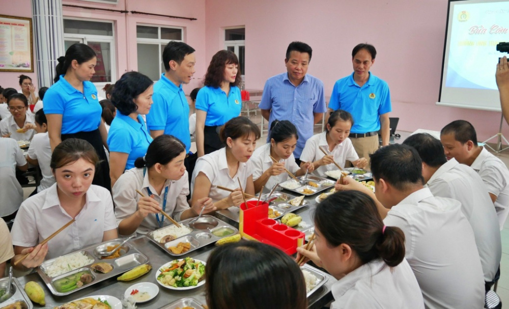 công đoàn May 10 tham gia chuẩn bị các suất cơm