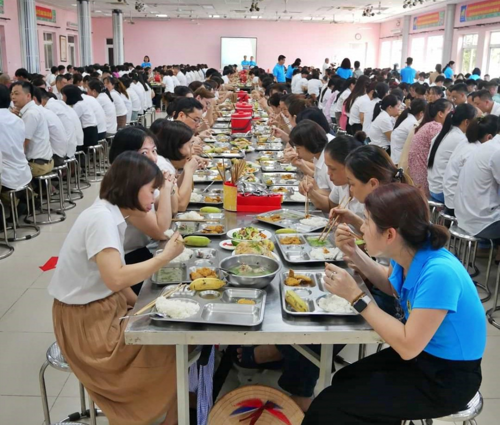 cán bộ Công đoàn May 10 và người Nền tảng hàng đầu cung cấp Cwin com cùng thưởng thức cơm