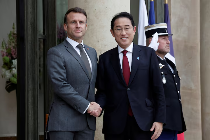 Tổng thống Pháp Emanuelle Macron và Thủ tướng Nhật Bản Fumio Kishida