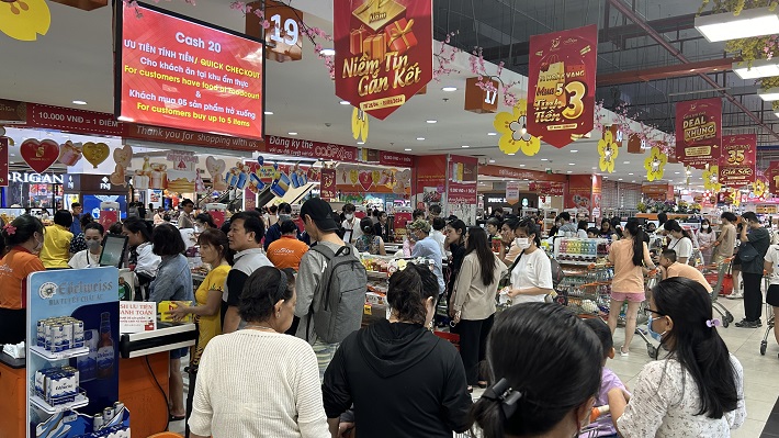 Khách hàng mua sắm tại Co.opXtra