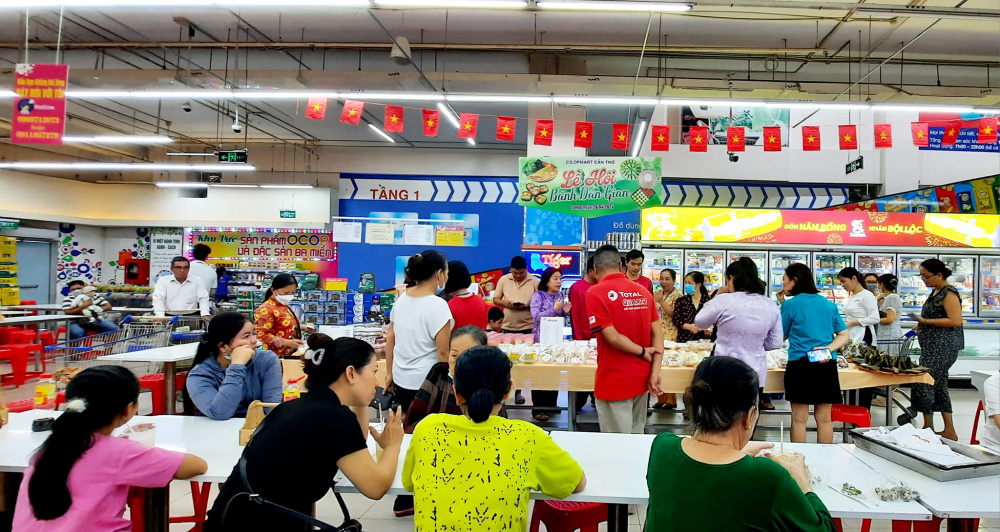 Khách hàng tại Co.opmart Xa lộ Hà Nội